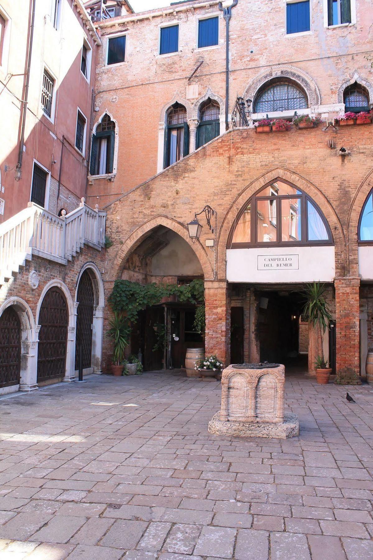 Lion Morosini Palace Venezia